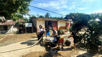 Polwan Turun ke Dapur Umum, Personel Samapta Distribusikan Air Bersih bagi Korban Banjir Bandang Dolok Batu Nanggar